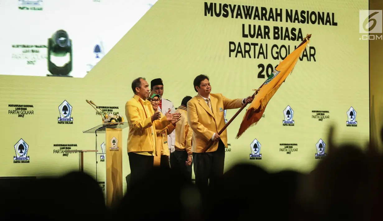 Ketum Golkar Airlangga Hartarto mengibarkan panji Partai Golkar dalam penutupan Munaslub Partai Golkar di Jakarta, Rabu (20/12). Munaslub Golkar tadi pagi mengukuhkan Airlangga sebagai ketum menggantikan Setya Novanto. (Liputan6.com/Faizal Fanani)