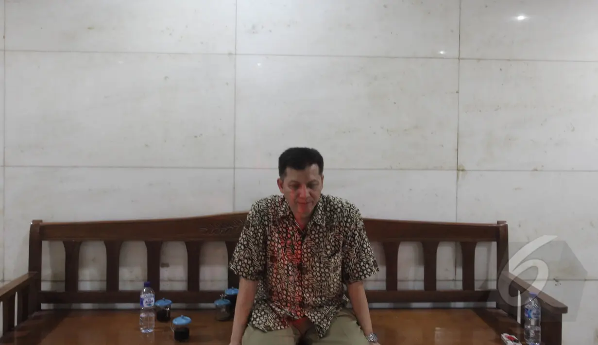  Terdakwa Drajad Adhyaksa duduk di luar ruang sidang usai pembacaan vonisnya di Pengadilan Tipikor, Jakarta, Jumat (6/3). Drajad divonis 5 tahun penjara dan denda Rp 250 juta atas kasus pengadaan bus Transjakarta tahun 2013. (Liputan6.com/Herman Zakharia)
