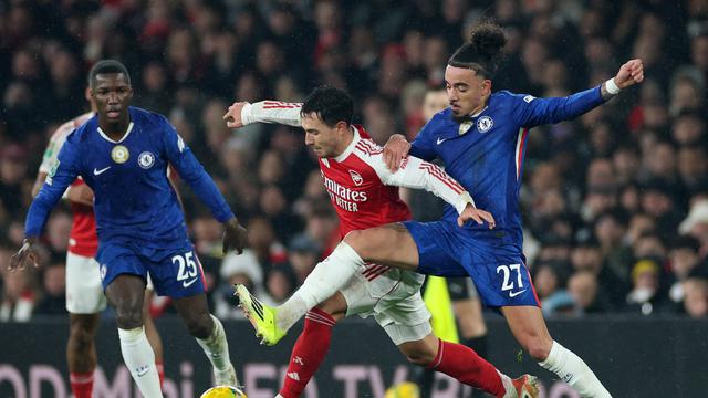 Martin Zubimendi dipepet Malo Gusto di laga Arsenal vs Chelsea di semifinal kedua EFL Cup di Emirates Stadium, Rabu (04/02/2026) dini hari WIB.