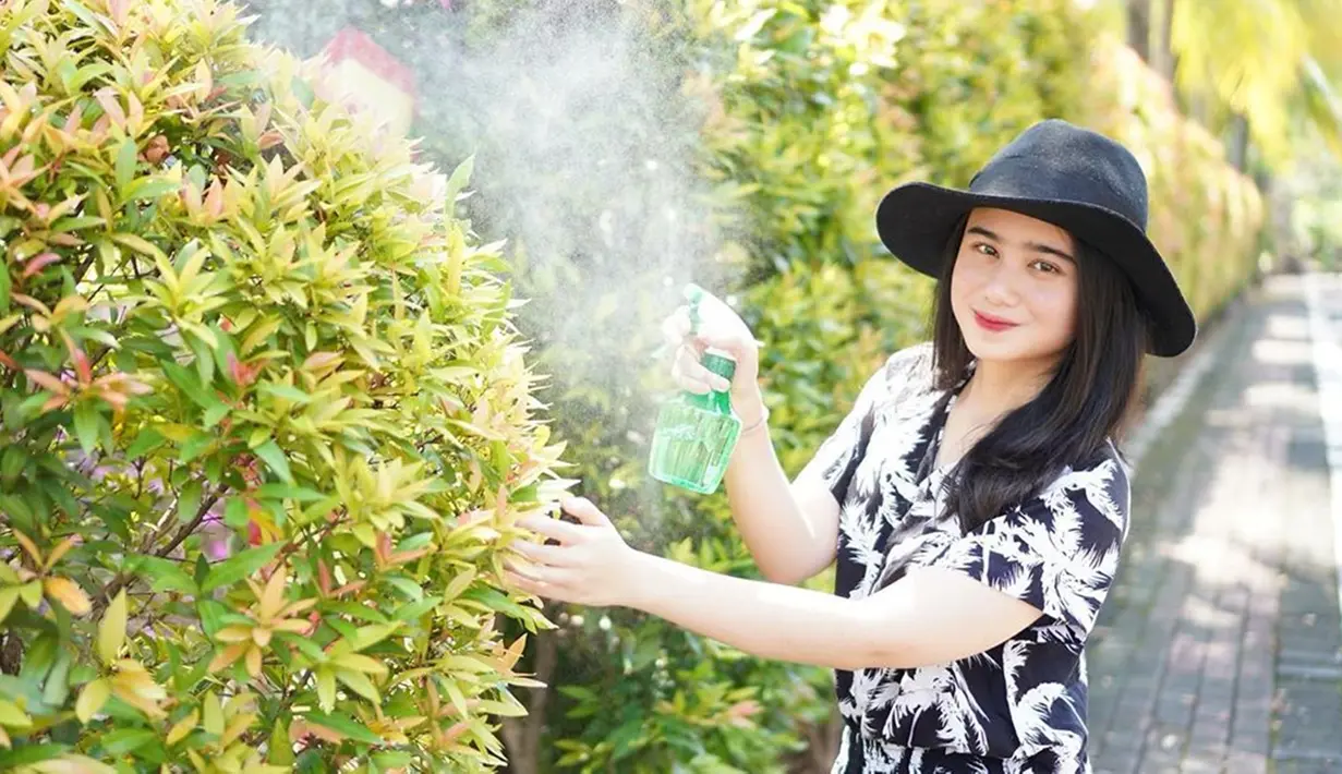 Pemain Anak Garuda ini juga memadukan topi yang digunakan dengan sebuah dress simpel. Ia juga memilih topi yang memiliki warna senada dengan busana yang tengah digunakan. (Liputan6.com/IG/@tissabiani)