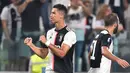 Striker Juventus, Cristiano Ronaldo, merayakan gol yang dicetaknya ke gawang Napoli pada laga Serie A di Stadion Allianz, Turin, Sabtu (31/8). Juventus menang 4-3 atas Napoli. (AFP/Alessandro di Marco)