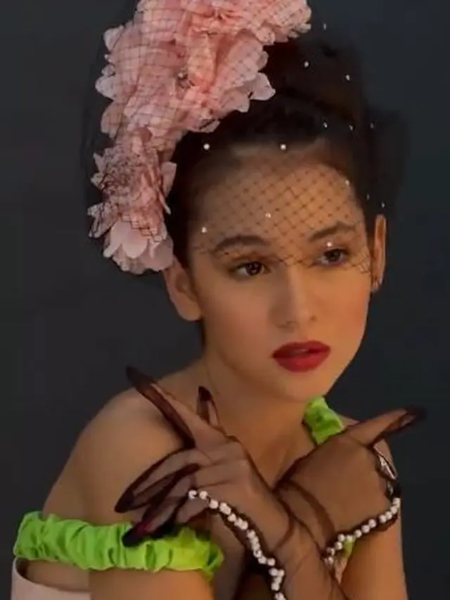 6 Gaya Pemotretan Terbaru Sandrinna Michelle, Tampil Lebih Dewasa