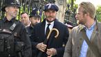 Jenazah Ratu Elizabeth II yang akan dimakamkan pada Senin, 19 September 2022 saat ini masih disemayamkan di Westminster Hall, London. Pihak kerajaan masih memberikan kesempatan untuk para warga Britania Raya dan sekitarnya untuk melayat serta memberikan penghormatan terakhir untuk sang mendiang. Kesempatan tersebut juga dimanfaatkan oleh eks kapten Timnas Inggris, David Beckham. (AFP/Louisa Gouliamaki)