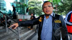 Tim kuasa hukum Komjen Budi Gunawan, Eggi Sudjana mendatangi Gedung KPK, Jakarta, Senin (2/2/2015). (Liputan6.com/Faisal R Syam)