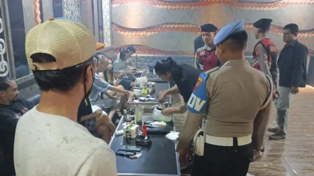 Polisi geledah dan tes urine puluhan orang di tempat hiburan malam di Pemalang. (Foto: Liputan6.com/Pemalang)