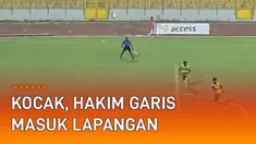 Perangkat wasit dalam sepak bola sejatinya harus fokus dalam memimpin pertandingan. Namun momen unik terjadi di Liga Ghana, antara Asante Kotoko vs Bibiani Gold Stars. Hakim garis yang biasanya mengawal dari luar justru masuk ke lapangan.
