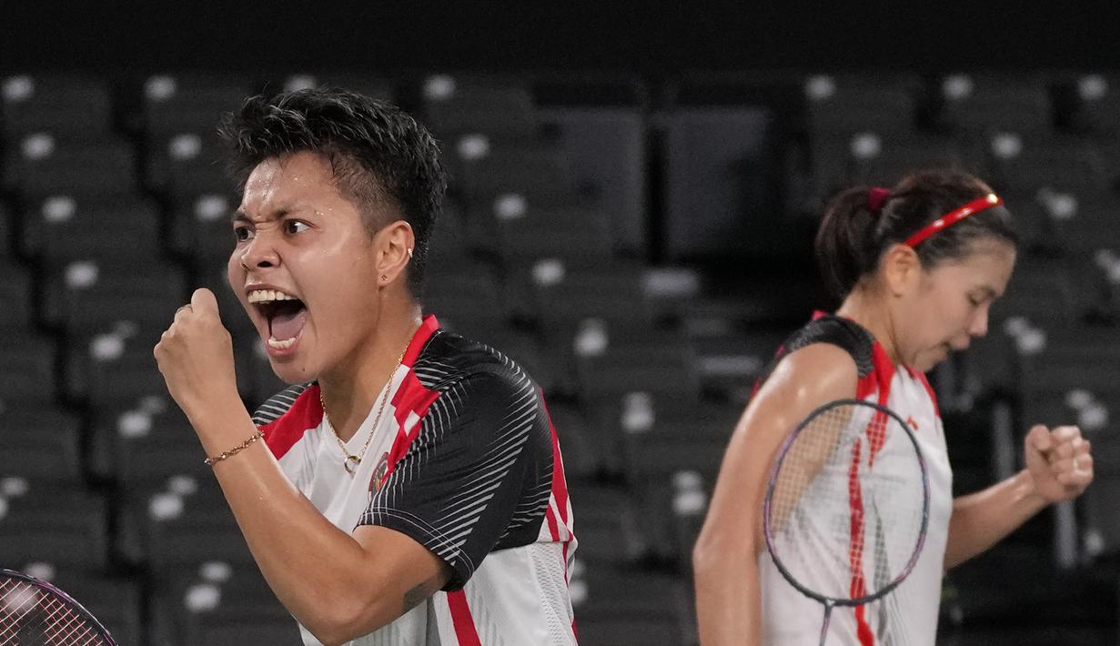 Pebulu tangkis Indonesia Greysia Polii/Apriyan Rahayu merayakan poin saat melawan pebulu tangkis China Yue Du/Yin Hui Li pada perempat final ganda putri di Olimpiade Tokyo 2020, Tokyo, Jepang, Kamis (29/7/2021). Greysia Polii/Apriyan Rahayu menang. (AP Photo/Dita Alangkara)