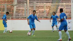 Jelang berlaga melawan Park Ji Sung and Friends, penyerang Persija, Rahmad Afandi (kedua dari kiri) terlihat berlatih bersama Indonesia All Star di stadion GBK Jakarta, (1/6/2014). (Liputan6.com/Helmi Fithriansyah)