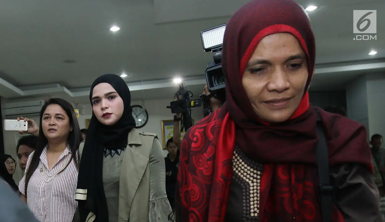 Istri Henry Baskoro Hendarso (Enji), Rosmanizar usai menjalani sidang cerai perdana di Pengadilan Agama Jakarta Timur, Kamis (16/8). Rosmanizar menghadiri sidang cerai perdana tanpa kehadiran Enji dengan agenda mediasi. (Liputan6.com/Herman Zakharia)