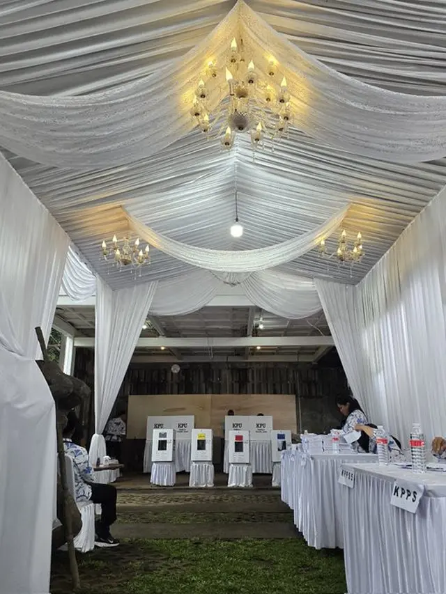 6 Foto-Foto TPS Super Unik, Berkonsep Pernikahan hingga Valentine