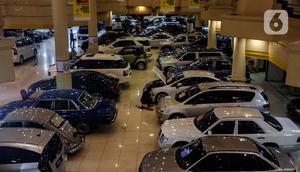 Pedagang melakukan perawatan pada mobil bekas yang dijualnya di bursa mobil bekas sebuah pusat perbelanjaan di Jakarta, Jumat (26/3/2021). Perusahaan pembiayaan dengan segmen kredit mobil bekas tak terlalu khawatir mengenai dampak kebijakan subsidi pajak mobil baru. (Liputan6.com/Johan Tallo)