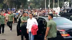 Presiden Joko Widodo memberikan semangat kepada atlet bulutangkis putra dengan nonton langsung di Istora Senayan.