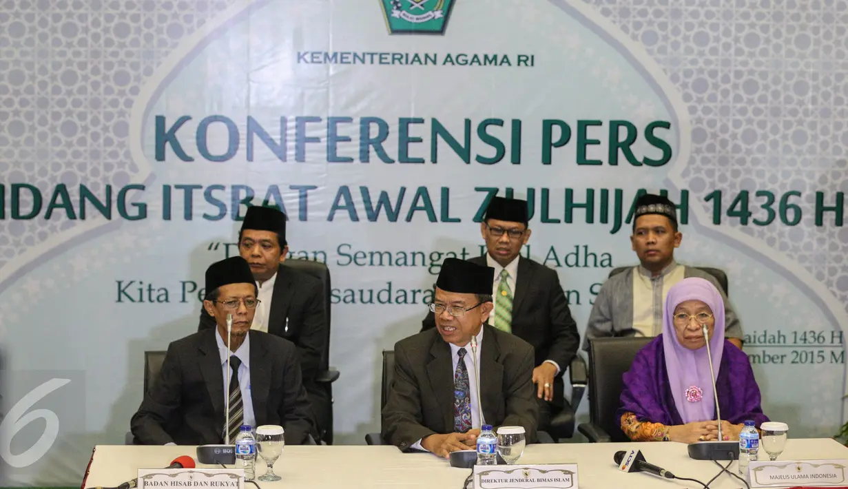 Dirjen Bimbingan Masyarakat Islam Kementerian Agama Machasin (tengah) memberikan keterangan pers hasil sidang Itsbat di Jakarta, Minggu (13/9). Kemenag menetapkan Hari Raya Idul Adha 1436 H jatuh pada 24 September 2015. (Liputan6.com/Faizal Fanani)