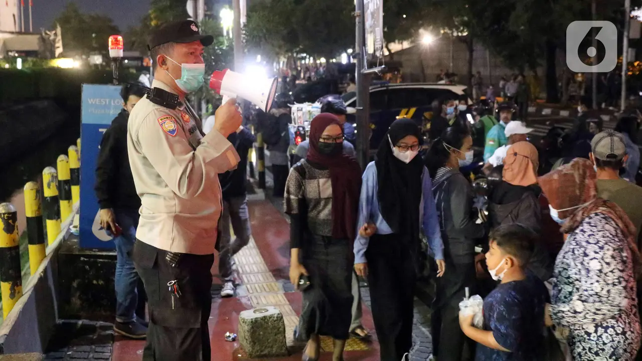 FOTO: Cegah Penyebaran COVID-19, Petugas Gabungan Bubarkan Kerumunan Warga di Malam Pergantian Tahun