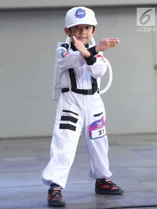 Model cilik berpose di atas catwalk saat mengikuti Kids Modeling Competition dalam Fimela Fest 2018, Jakarta, Minggu (18/11). Hari terakhir Fimela Fest 2018 dimeriahkan penampilan anak-anak mengikuti kompetisi model cilik. (Fimela.com/Nurwahyunan Nur)