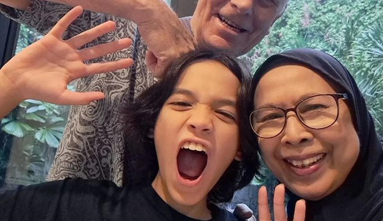 Selain bertemu dengan BCL, momen itu juga jadi kesempatan untuk bermain dengan Noah, cucu tercinta. Meski sudah tak muda lagi, ayah Ashraf begitu seru saat berpose bersama Noah. (instagram.com/bclsinclair)