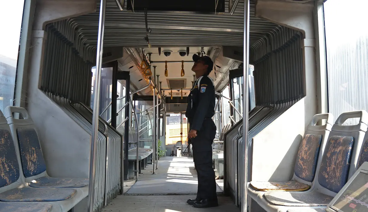 Petugas mengecek bangkai bus Transjakarta yang mangkrak di terminal Pulogadung, Jakarta, Jumat (23/8/2019). Menurut petugas, sebanyak 36 bus transjakarta yang sudah terparkir sejak Oktober 2017 tersebut berada dalam kondisi rusak dan tidak terawat. (Liputan6.com/Herman Zakharia)