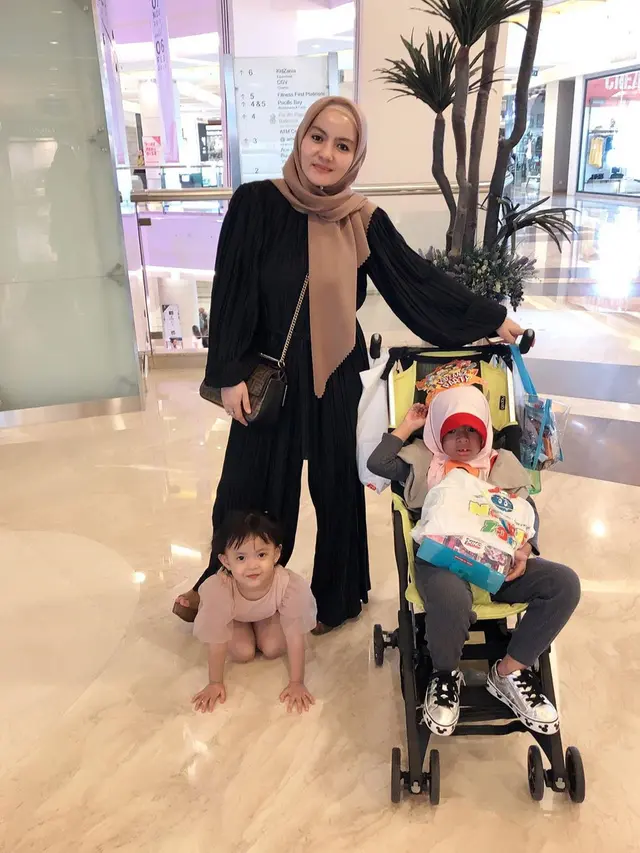 7 Potret Istri Kedua Aziz Gagap, Punya Gaya Modis dan Akrab dengan Istri Pertama