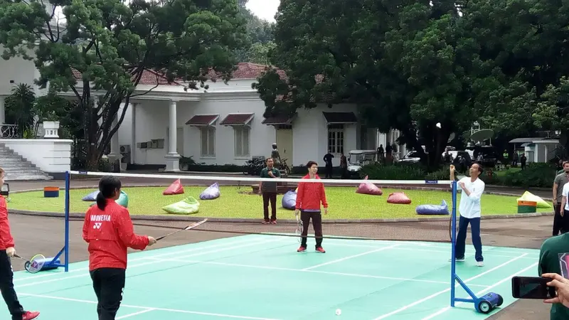 Presiden Jokowi menyempatkan diri untuk bermain Bulutangkis bersama para atlet muda Indonesia