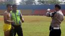 Polisi pun menggunakan kesempatan berfoto dengan Ferdinand Sinaga seusai latihan Sriwijaya FC di Stadion Soemantri Brojonegoro, Jakarta, Jumat (16/10/2015) pagi WIB. (Bola.com/Nicklas Hanoatubun)