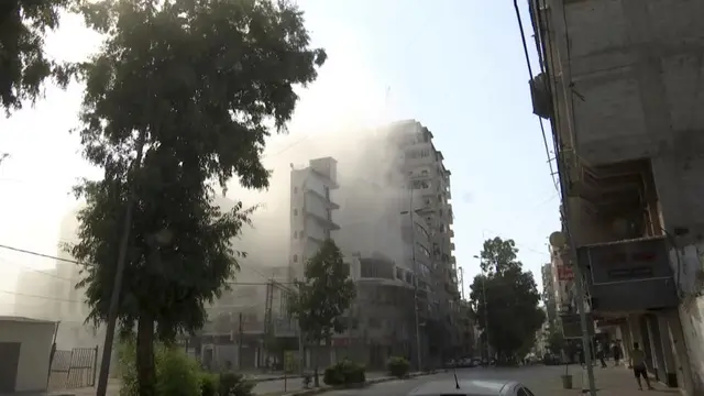 Asap mengepul usai serangan udara Israel di sebuah gedung di Kota Gaza, Jumat, 5 Agustus 2022. (AP/Hatem Moussa)