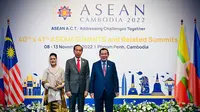 Presiden Joko Widodo atau Jokowi dan Ibu Negara Iriana menghadiri Upacara Pembukaan Konferensi Tingkat Tinggi (KTT) ASEAN ke-40 dan ke-41 serta KTT Terkait lainnya di Hotel Sokha, Phnom Penh, Jumat (11/11/2022). (Foto Biro Pers Sekretariat Presiden)