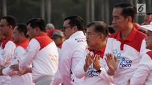 Presiden Joko Widodo bersama Wapres Jusuf Kalla, dan sejumlah pejabat negara menari Poco-Poco dalam rangka pemecahan rekor Guinness World Records di Lapangan Monas, Jakarta, Minggu (5/8). Acara ini diikuti 61 ribu peserta. (Merdeka.com/Iqbal S. Nugroho)