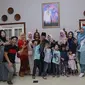 Wali Kota Palembang Harnojoyo memilih bergaya ala anak gaul saat berfoto bersama para tamunya (Liputan6.com / Nefri Inge)