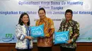 VP Marketing Airy, Ika Paramita (kiri), Direktur Kepesertaan BPJamsostek, E. Ilyas Lubis (tengah) bertukar cinderamata usai kerja sama di Jakarta, Rabu (11/12/2019). Airy Rooms memberikan manfaat tambahan (co-marketing) selain jaminan yang telah diberikan. (Liputan6.com/Fery Pradolo)