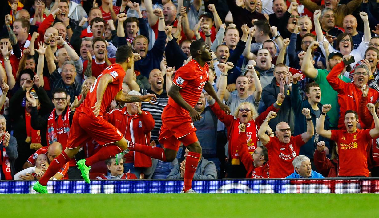 Penyerang Liverpool Christian Benteke saat melakukan selebrasi setelah mencetak gol perdana bagi Liverpool di Anfield stadium, Liverpool, Inggris, Senin (17/8/2015). Gol Benteke jadi satu – satunya gol bagi kemenangan Liverpool. (Reuters/Darren Staples)
