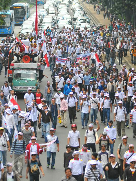 Aksi massa dari Pergerakan Pelaut Indonesia (PPI) saat berunjuk rasa di Jalan Merdeka Barat, Jakarta, Kamis (12/5). Dalam aksinya, massa menuntut pemerintah memperhatikan kesejahteraan dan peningkatan upah mereka. (Liputan6.com/Yoppy Renato)