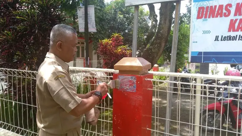 Ilustrasi – Petugas melepas stiker caleg di kantor lembaga pemerintahan. (Foto: Liputan6.com/Dinkominfo PBG/Muhamad Ridlo)