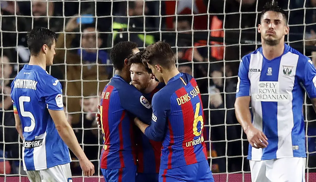 Para pemain Barcelona merayakan gol yang dicetak Lionel Messi ke gawang Leganes pada laga Liga Spanyol di Stadion Camp Nou, Spanyol, Minggu (19/2/2017). Barcelona menang 2-1 atas Leganes. (EPA/Alberto Estevez)