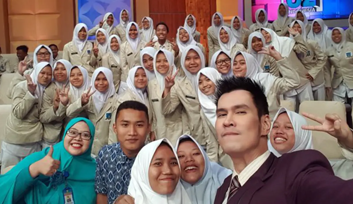 Sejak menjadi pemandu acara kesehatan, Ryan Thamrin memiliki banyak penggemar yang rata-rata adalah perempuan. Saat praktik di klinik umum, kerap kali  pria kelahiran 27 Mei itu digoda pasien wanitanya hingga dibawakan makanan. (Twitter.com/ryanthamrin)