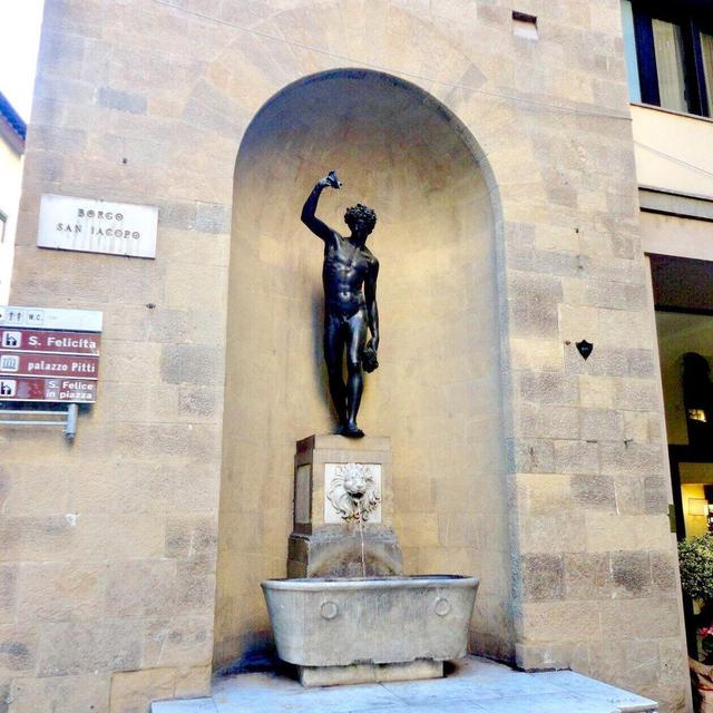 Turis Perempuan Berpose Cabul dengan Patung Ikonis di Florence Italia, Warga Minta Pelakunya Dipenjara