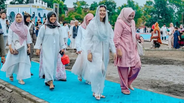 Kahiyang Ayu Shalat Idul Adha. [@ayanggkahiyang]