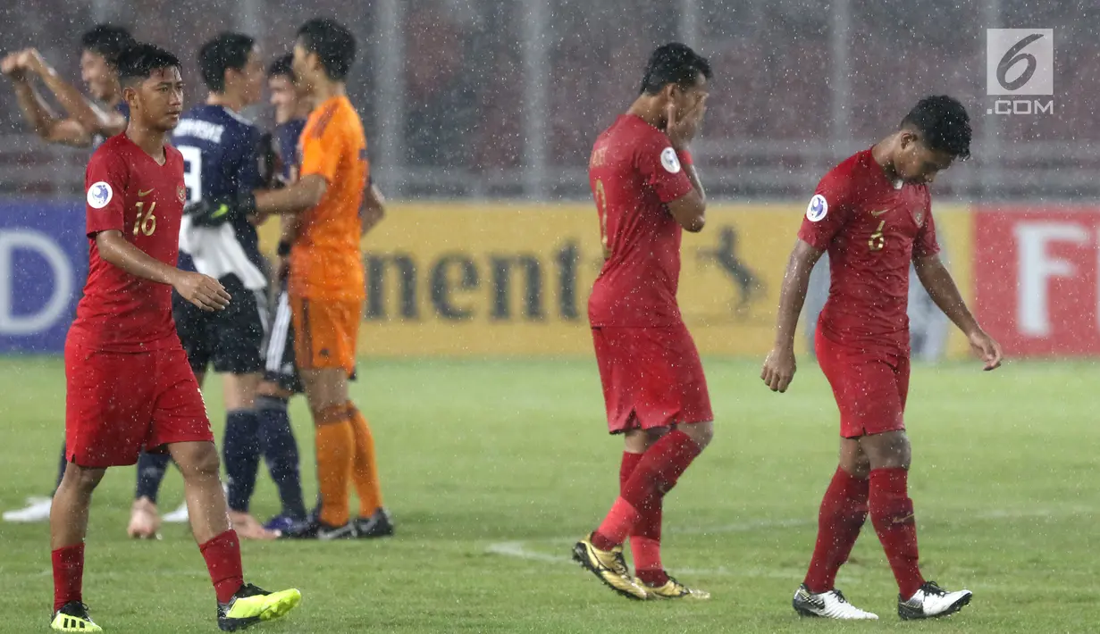 Pemain Timnas Indonesia U-19 tertunduk usai kalah melawan Jepang U-19 pada perempat final Piala AFC U-19 2018 di Stadion GBK, Jakarta, Minggu (28/10). Indonesia kalah 0-2. (Liputan6.com/Helmi Fithriansyah)