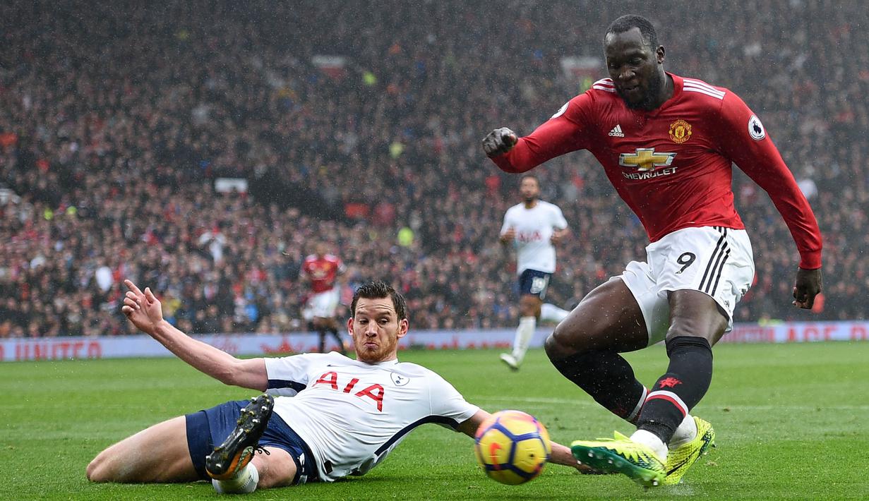Striker Manchester United, Romelu Lukaku, berupaya mengirim umpan saat melawan Tottenham pada laga Premier League di Stadion Old Trafford, Manchester, Minggu (28/10/2017). MU menang 1-0 atas Tottenham. (AFP/Oli Scarff)