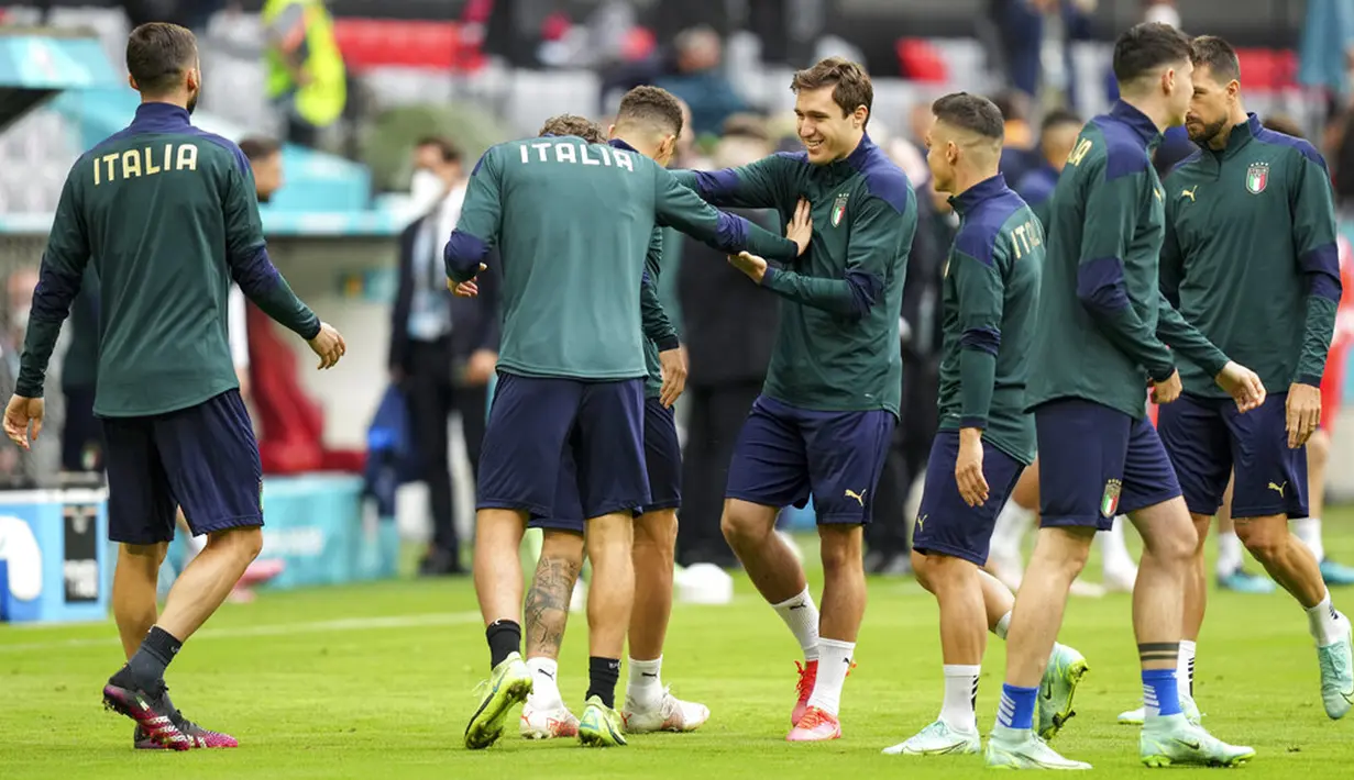 Pemain Italia Federico Chiesa (keemat kanan) berbagi momen ringan dengan rekan satu timnya saat sesi latihan di Stadion Football Arena, Munich, Jerman, Kamis (1/7/2021). Italia akan menghadapi Belgia pada pertandingan perempat final Euro 2020. (AP Photo/Matthias Schrader)