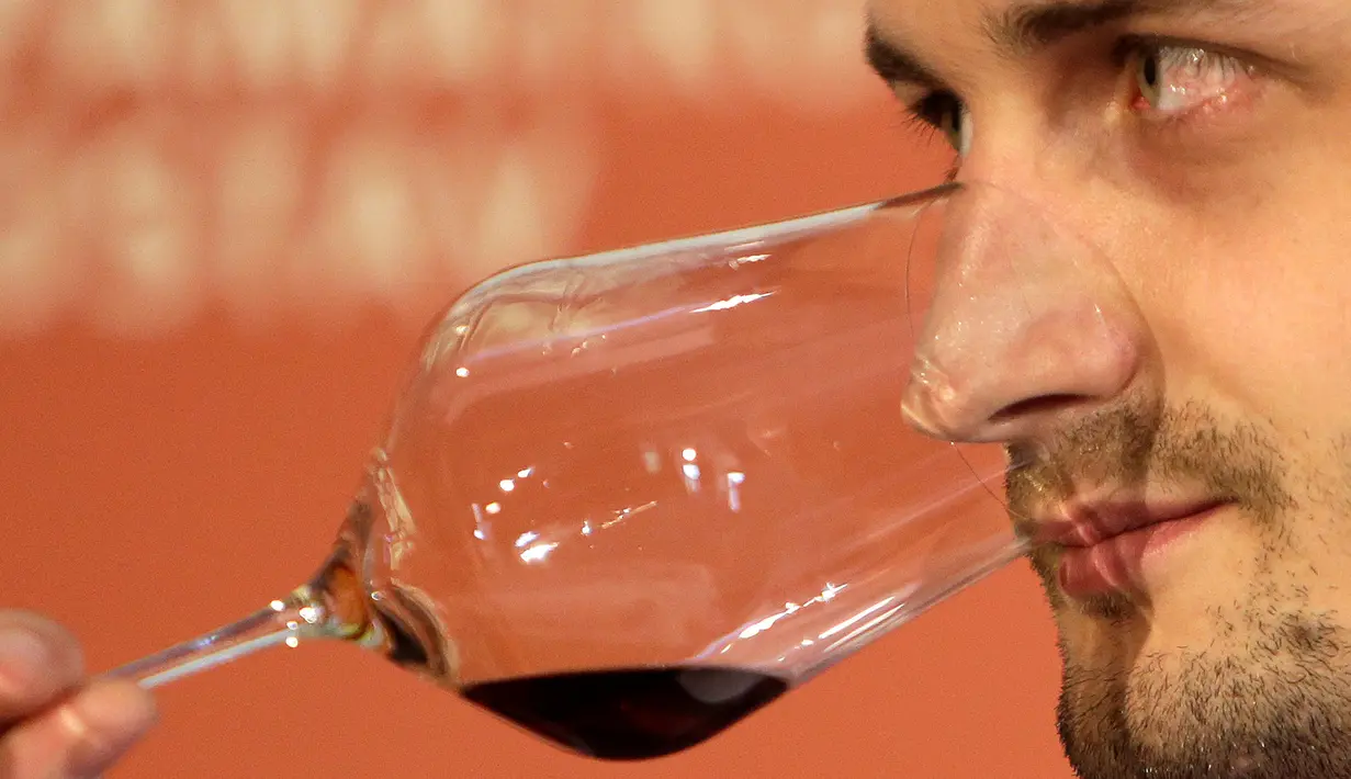 Sommelier mencium aroma bir anggur dari abad ke-19 yang disimpan dalam ruang bawah tanah di Kastil Becov di Becov nad Teplou, Republik Ceko, (22/5/2016).  (REUTERS/David W Cerny)