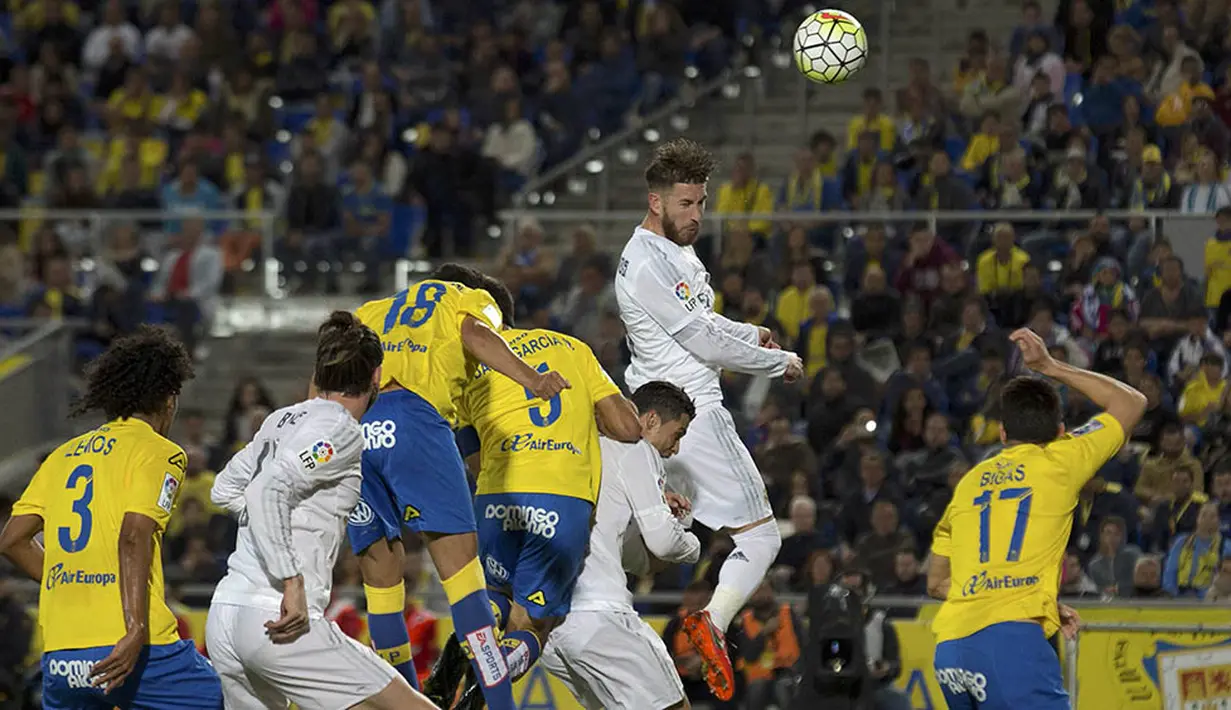 Proses terjadinya gol yang dicetak oleh bek Real Madrid, Sergio Ramos, ke gawang Las Palmas. Real Madrid unggul 1-0 melalui gol dari Sergio Ramos pada menit ke-24. (Reuters/Borja Suarez)