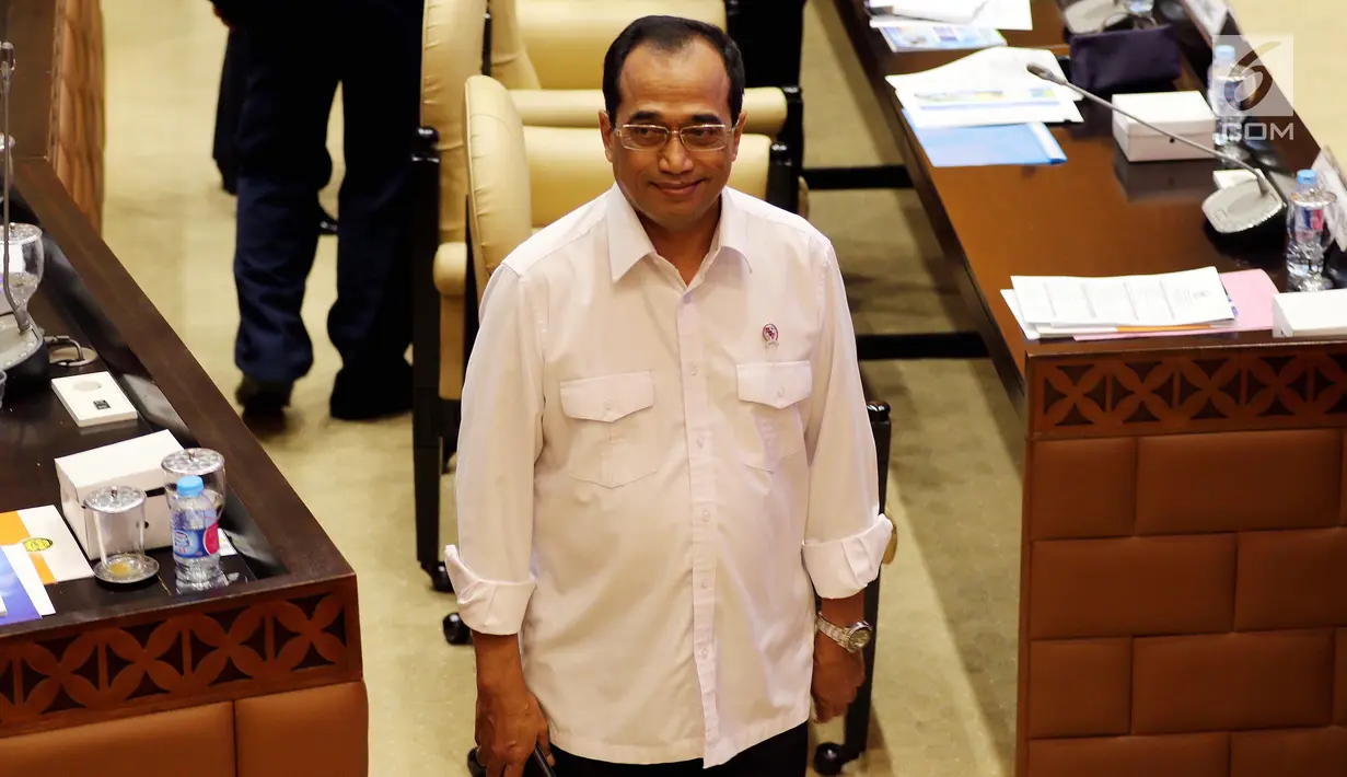 Menteri Perhubungan Budi Karya Sumadi  saat rapat kerja (raker) dengan Komisi V DPR di Kompleks Parlemen, Senayan, Jakarta, Kamis (22/11). DPR menyebut banyak komentar mengenai kemungkinan penyebab jatuhnya Lion Air PK-LQP. (Liputan6.com/JohanTallo)
