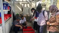 Pelatihan pengembangan maggot oleh dosen USD di Kampung Wisata Kali Gajah Wong. (Istimewa)