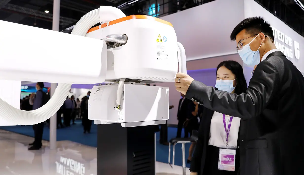 Para pengunjung melihat alat medis yang dipamerkan dalam Pameran Alat Medis Internasional China (China International Medical Equipment Fair) di Shanghai, China, 19 Oktober 2020. Pameran tersebut dibuka di National Exhibition and Convention Center (Shanghai) pada Senin (19/10). (Xinhua/Fang Zhe)