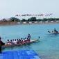 Presiden RI Joko Widodo, Menpora Imam Nahrawi, Ketua PKB Muhaimin Iskandar bersama atlit dayung mengayuh kanoe ke venue dayung JSC Palembang (Liputan6.com / Nefri Inge)