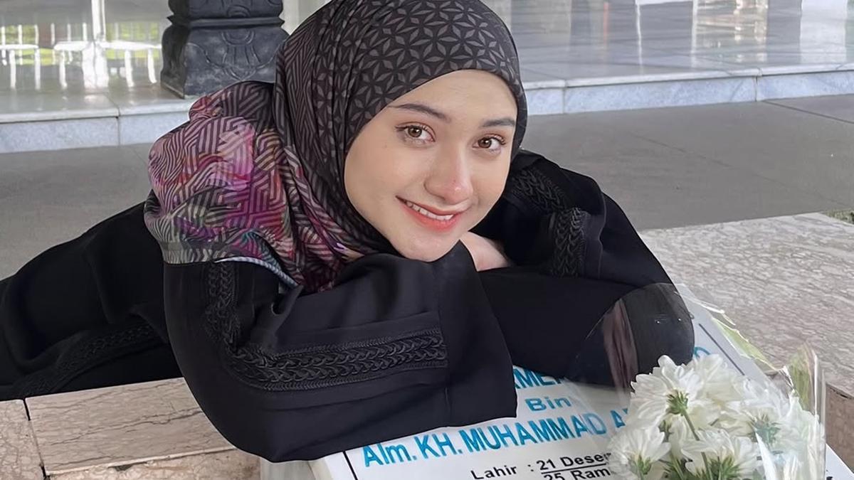 Potret Nadzira Shafa di Makam Ameer Azzikra, Lebaran Keempat Tanpa Sang Suami