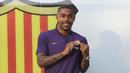 Pemain baru Barcelona, Malcom Filipe Silva de Oliveira, berpose dihadapan media saat tiba di Stadion Camp Nou, Barcelona, Selasa (24/7/2018). Blaugrana resmi mendapatkan jasa pemain Bordeaux ini dengan harga 41 juta euro. (AP/Manu Fernandez)
