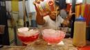 Es pocong adalah bubur sumsum yang dicampur dengan potongan pisang tanduk, diberi es batu dan di atasnya disiram sirup berwarna merah muda, Depok, Kamis (3/7/14). (Liputan6.com/Miftahul Hayat) 