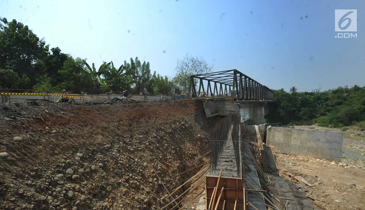 Suasana jalan longsornya tepian jembatan Cipamingkis Cibarusah, Kabupaten Bekasi, Jawa Barat (15/7). Sudah lebih empat bulan jembatan tersebut tertutup bagi kendaraan roda empat. (Merdeka.com/Arie Basuki)