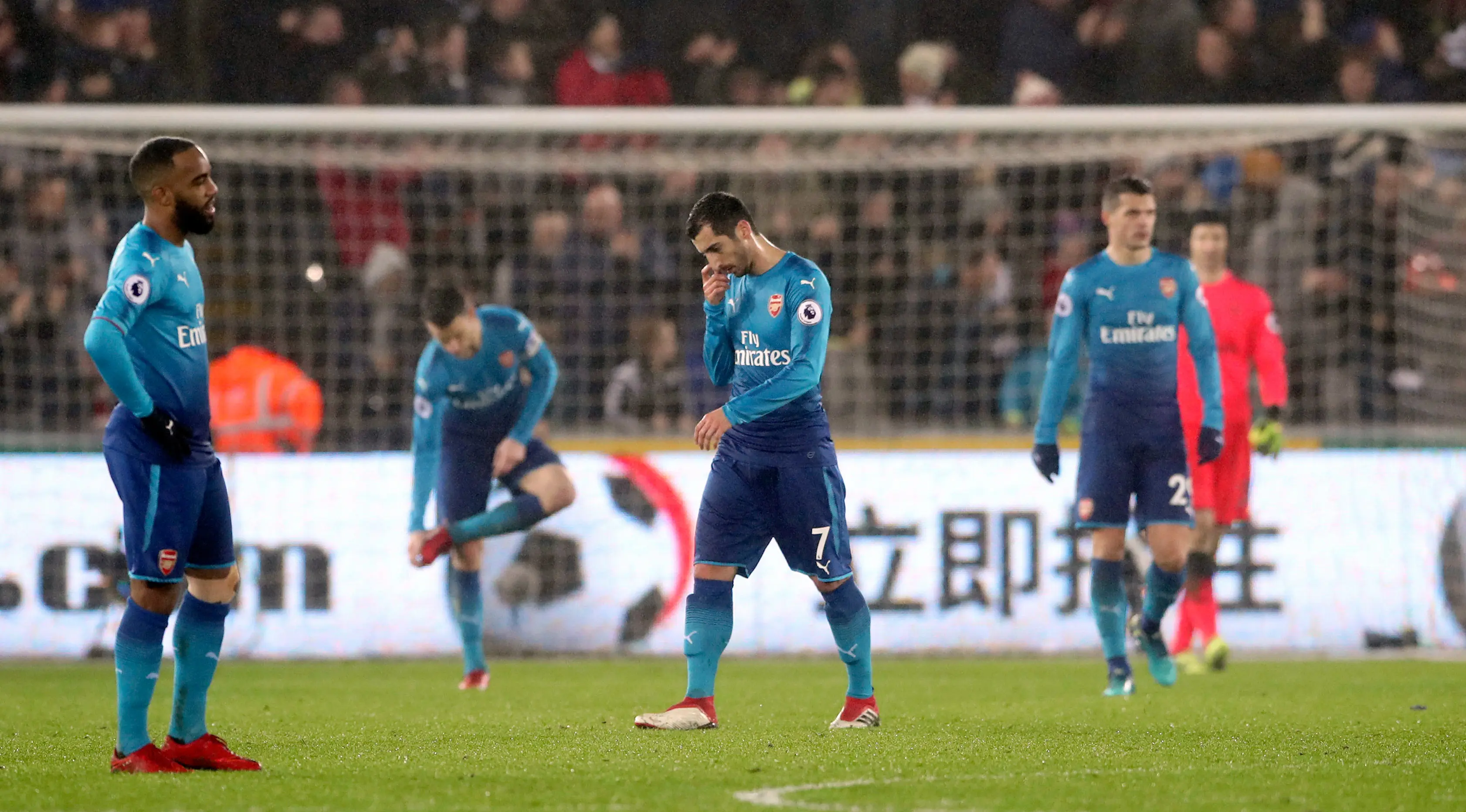 Pemain Arsenal, Henrikh Mkhitaryan (tengah) tertunduk lesu setelah Swansea City mencetak gol ketiga dalam laga pekan ke-25 Premier League 2017-2018 di Liberty Stadium, Selasa (30/1). Arsenal dipaksa menyerah Swansea City 1-3. (Nick Potts/PA via AP)